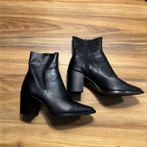 Chic Black Leather Ankle Booties made in Italy